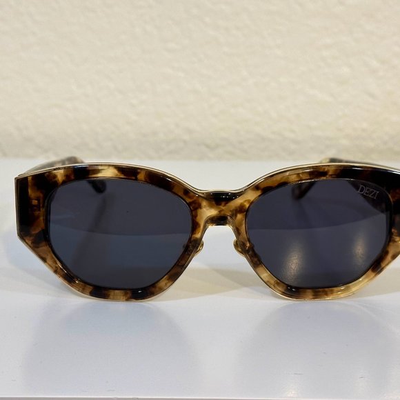 DEZI eyewear - CHARGE IT